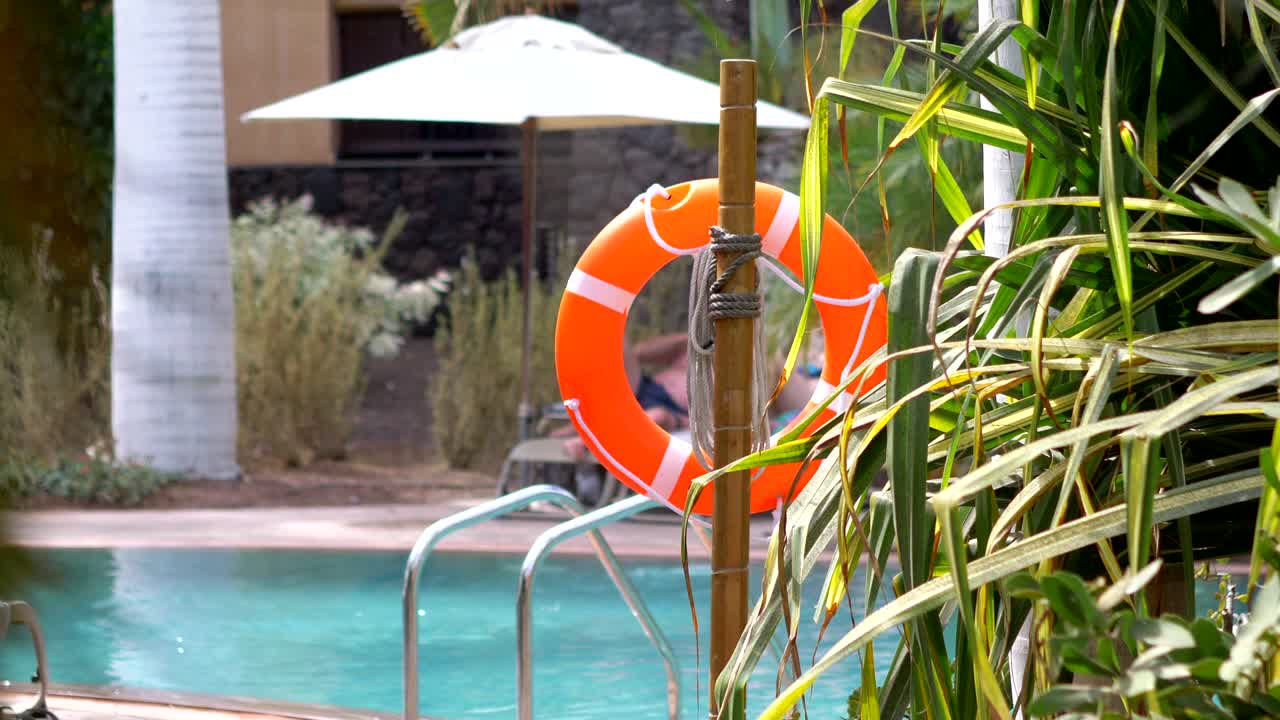 una boya salvavidas en un complejo tropical en 4k a cámara lenta 60 fps