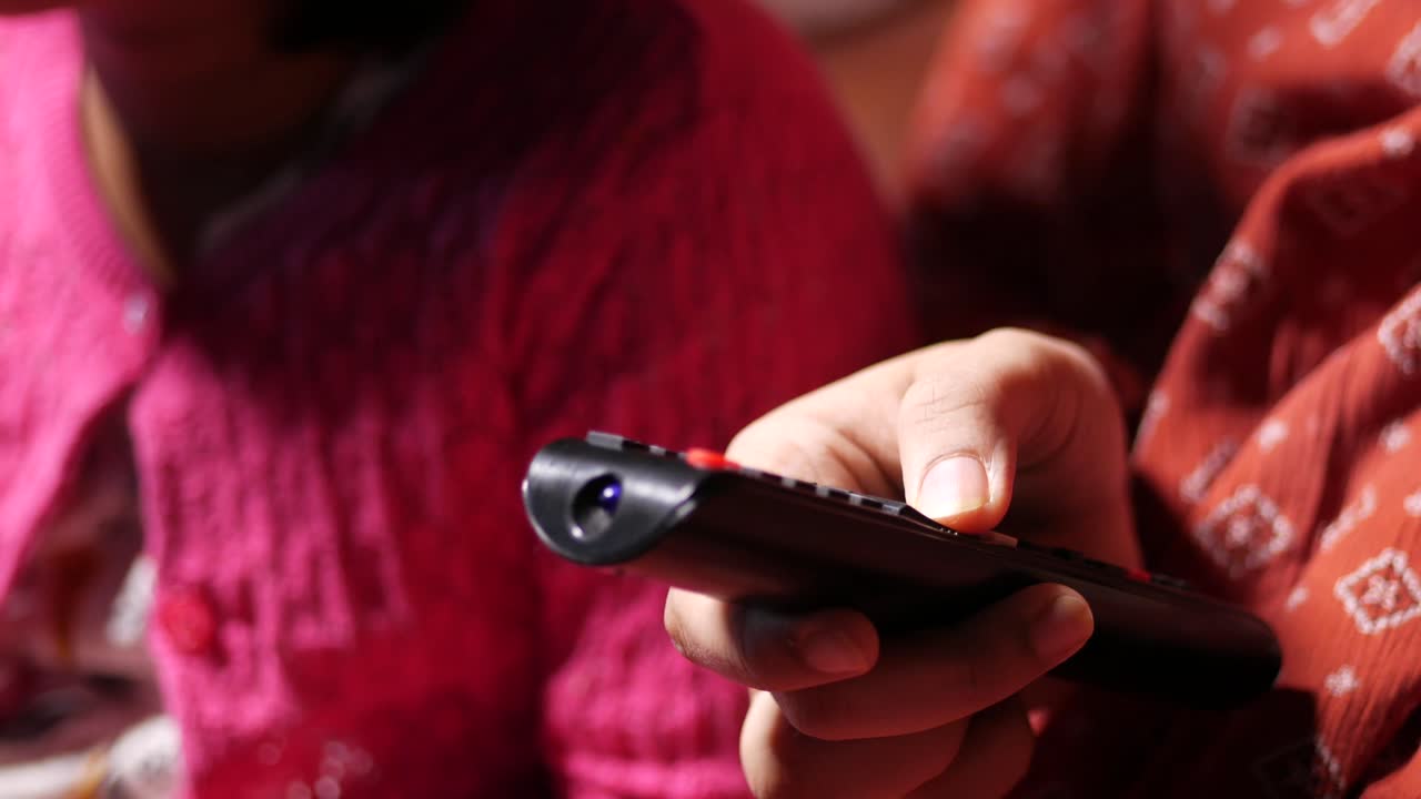 가족과 함께 tv를 보는 것