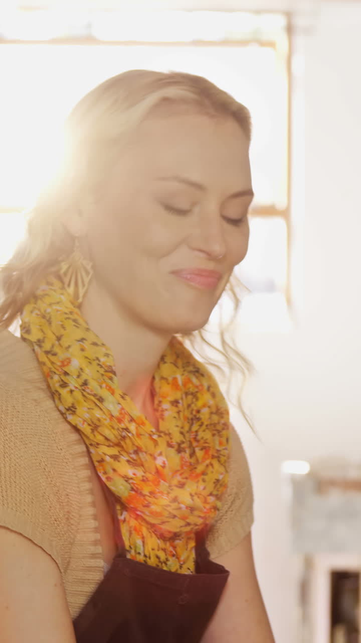 прекрасная женщина-потерь, использующая цифровой планшет