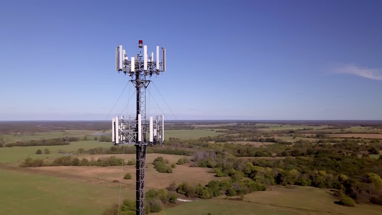 torre de telefonía celular rural en el medio de la nada con actualizaciones de tecnología 5g necesarias video de stock por imágenes de drones aéreos 6