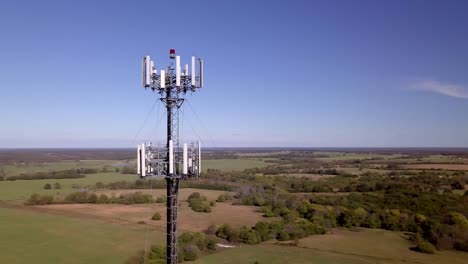 torre de telefonía celular rural en el medio de la nada con actualizaciones de tecnología 5g necesarias video de stock por imágenes de drones aéreos 6