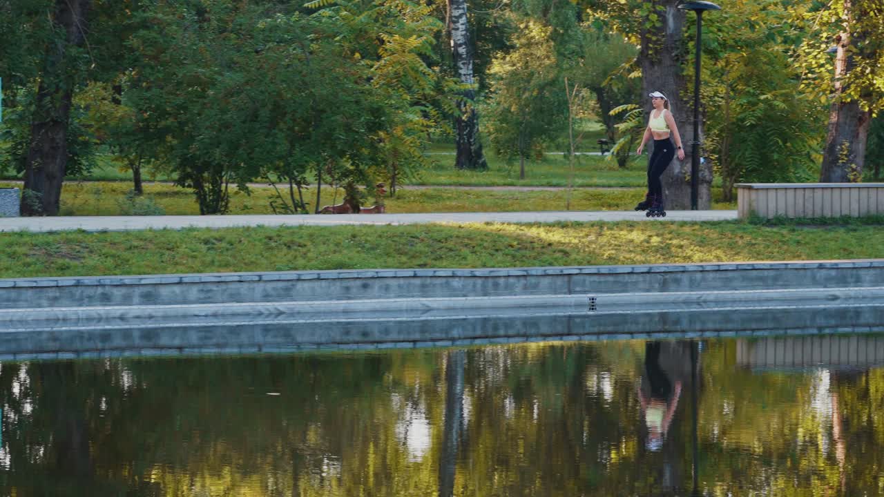 женщина катается на роликах в парке
