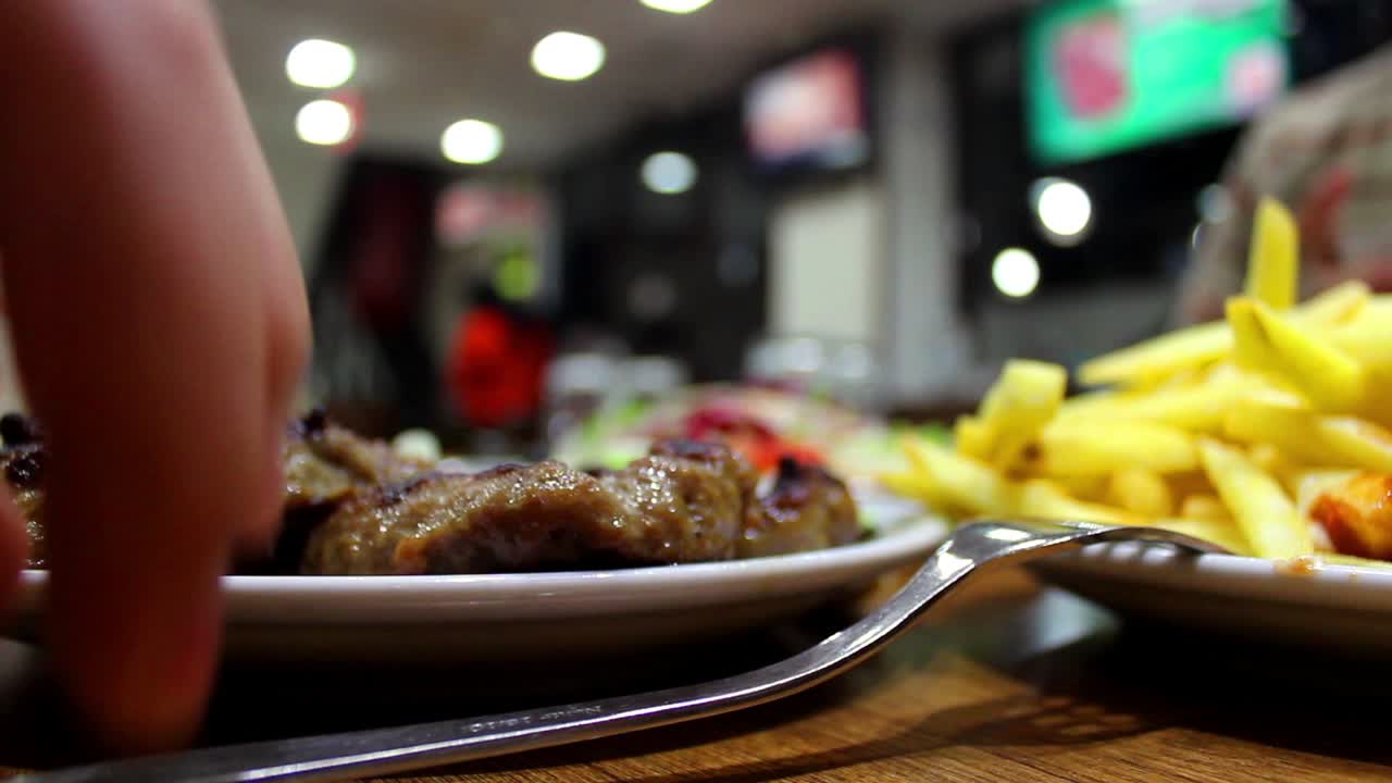 레스토랑에서 저녁을 먹는 남자