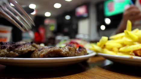 Hombre-Cenando-En-El-Restaurante