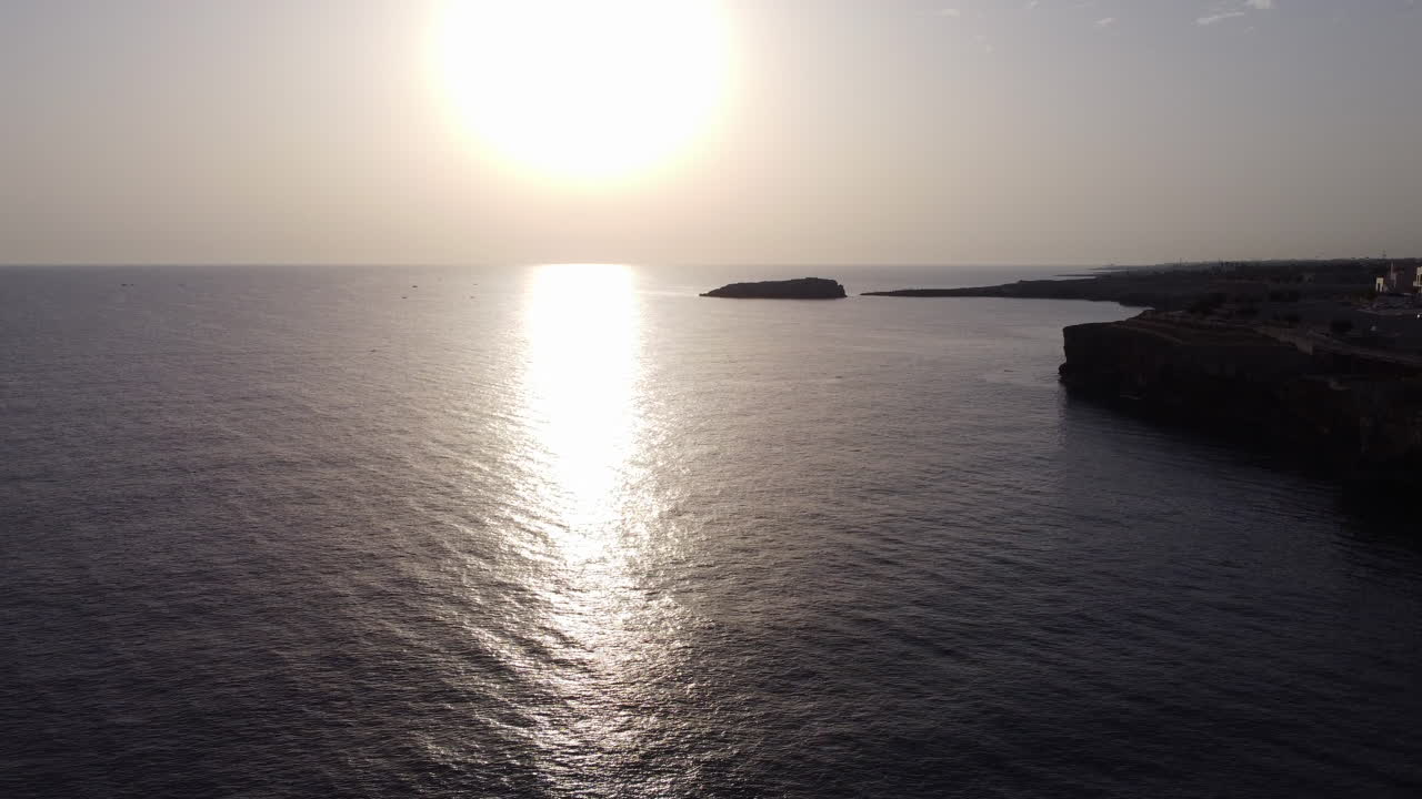 Täydellisen auringonlaskun maiseman heijastus Adrianmeressä Polignano a Maressa.