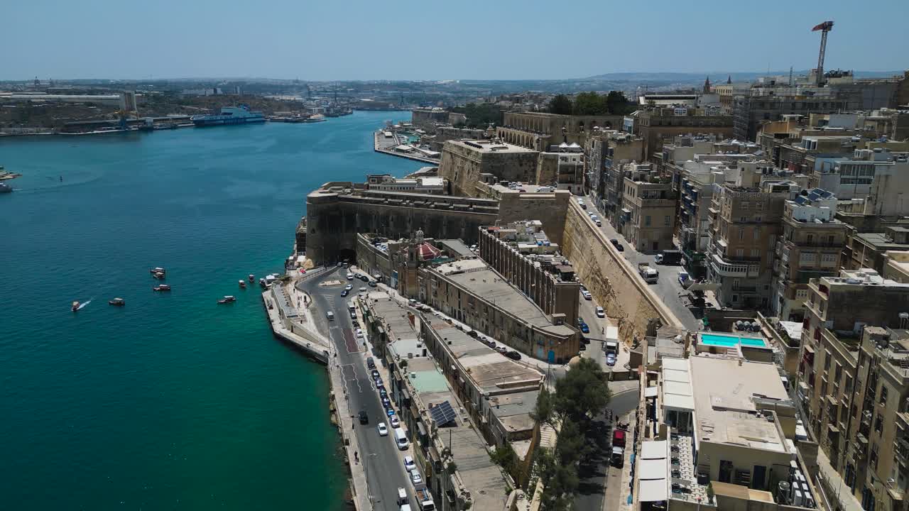 Vista aerea del Quarry Wharf e dell'Upper Barrakka nel Porto Grande di La Valletta, Malta