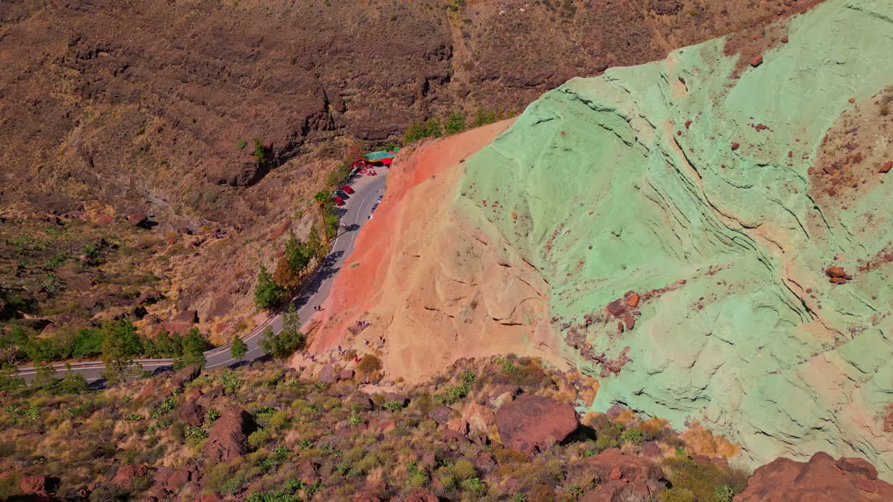 Luchtfoto van Los Azulejos op Gran Canaria, Canarische Eilanden, Spanje. Schilderachtige bergweg die door kleurrijke groene en oranje vulkanische rotslagen loopt in een dramatisch landschap