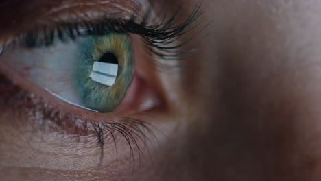 Nahaufnahme-Eines-Makro-Augenbildschirms,-Der-Die-Iris-Einer-Frau-Reflektiert,-Die-Nachts-Online-Surft