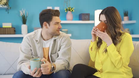 los jóvenes recién amados tienen una conversación amistosa y tímida en casa, son sinceros y comprensivos.