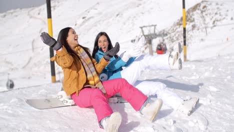 Zwei-Glückliche-Junge-Frauen-Genießen-Einen-Winterurlaub