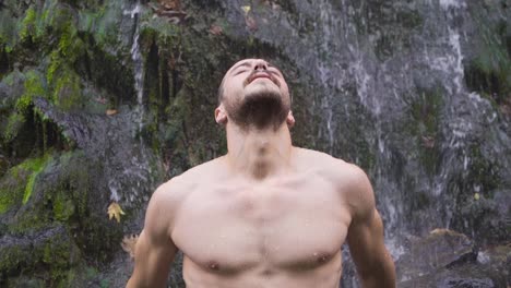 el hombre con los ojos cerrados debajo de la cascada.