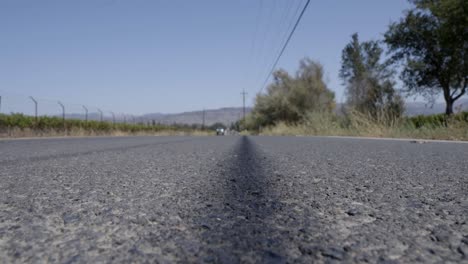 un ángulo bajo de diferentes autos conduciendo por