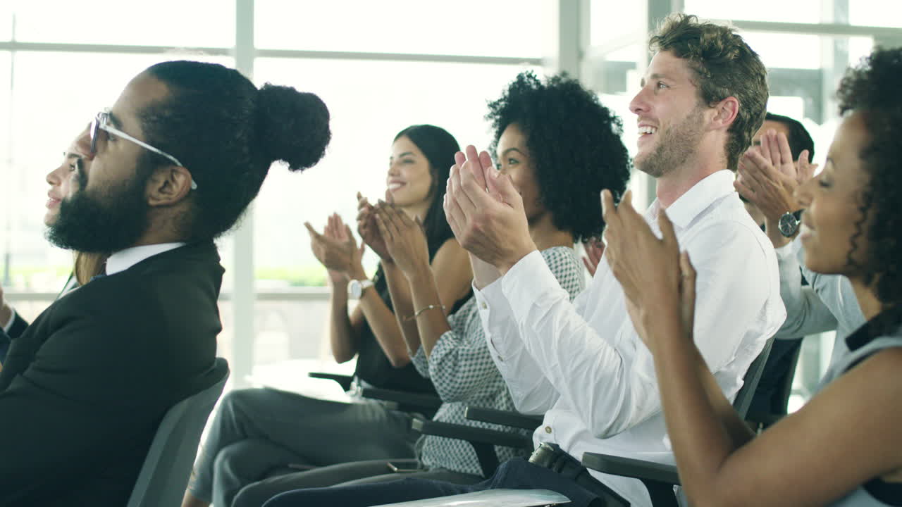en los seminarios aprendemos cómo mejorar la empresa.