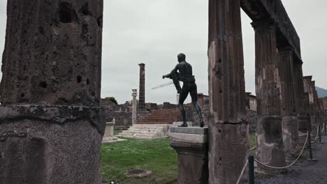 Antigua-Estatua-En-El-Santuario-De-Apolo-De-Pompeya,-Italia