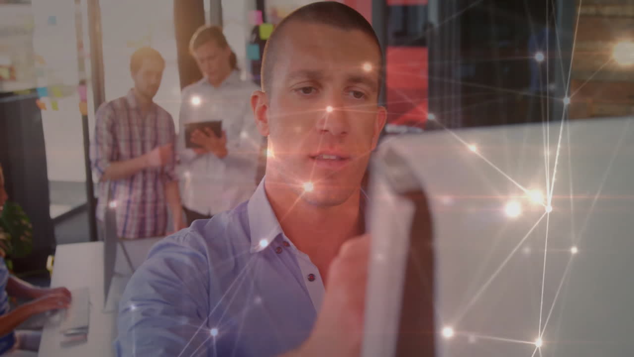 анимация сети связей над кавказскими коллегами, разговаривающими и записывающимися в офисе.