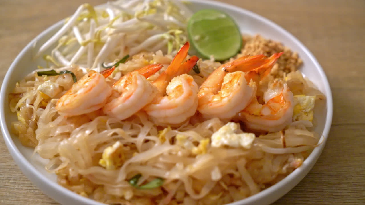 fideos salteados con camarones y brotes o pad thai - estilo de comida asiática