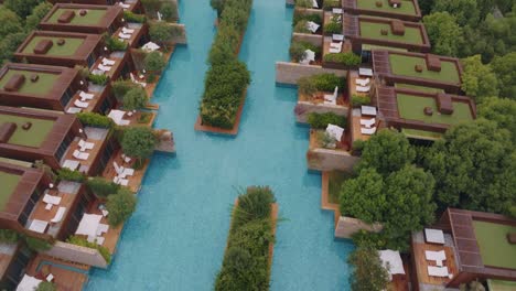 complejo de lujo con piscinas infinitas y villas