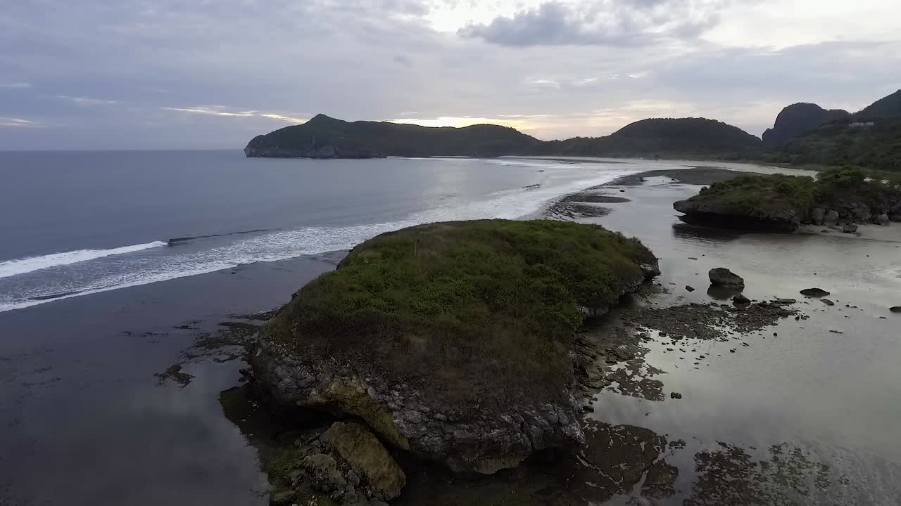 vista aérea del paisaje marino al atardecer de la playa salvaje y solitaria archipiélago paraíso playa rantung, sumbawa occidental, indonesia