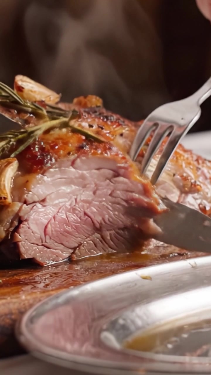 Roast Beef Lezat: Eksplorasi Jarak Dekat Daging Berair dan Empuk yang Dihiasi Rempah Aromatik, Menangkap Esensi Kesempurnaan Kuliner.