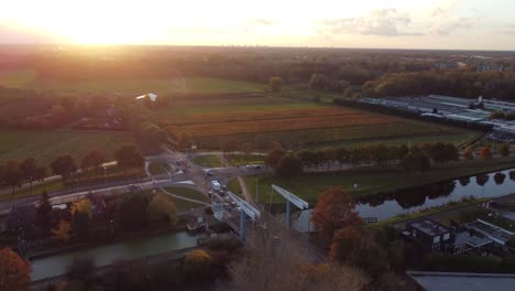 Ciudad-De-Helmond-A-Lo-Largo-De-La-Granja-Archivada-Llena-De-Tulipanes-Con-Puesta-De-Sol-En-El-Fondo