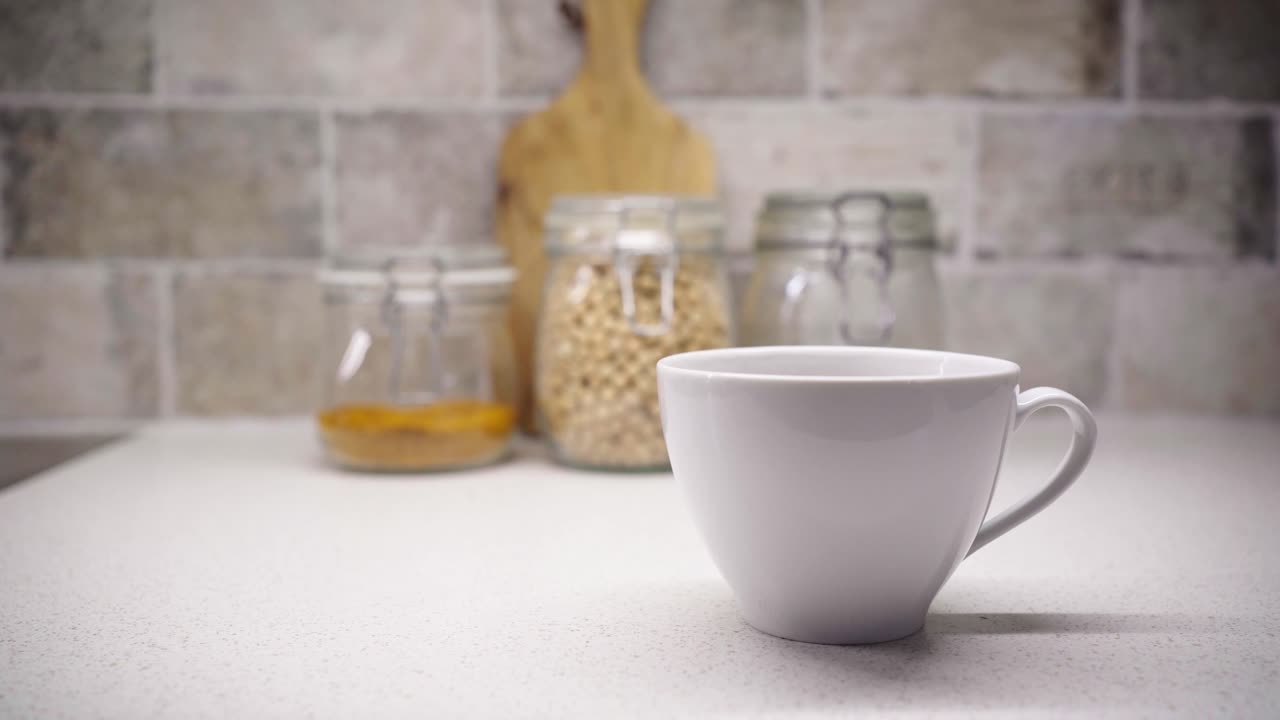 요리 재료가 담긴 항아리를 배경으로 머그잔을 꺼내는 영상