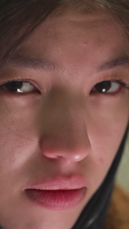 primer plano del rostro de una joven con una expresión preocupada, sus ojos dirigidos hacia abajo, reflejando profunda preocupación o contemplación. la toma captura los detalles sutiles de sus emociones