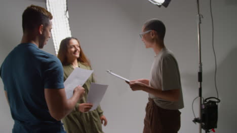 Actores-Ensayando-Con-Una-Directora-Filmando-Una-Película-O-Un-Video-En-Un-Estudio-Con-Equipo-De-Filmación-De-Cámara-Y-Sonido-1