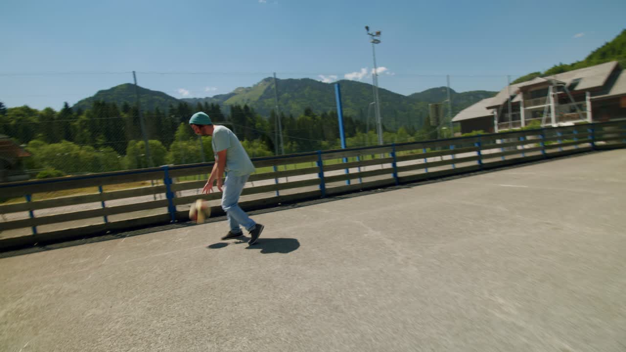 야외에서 농구를 하는 남자