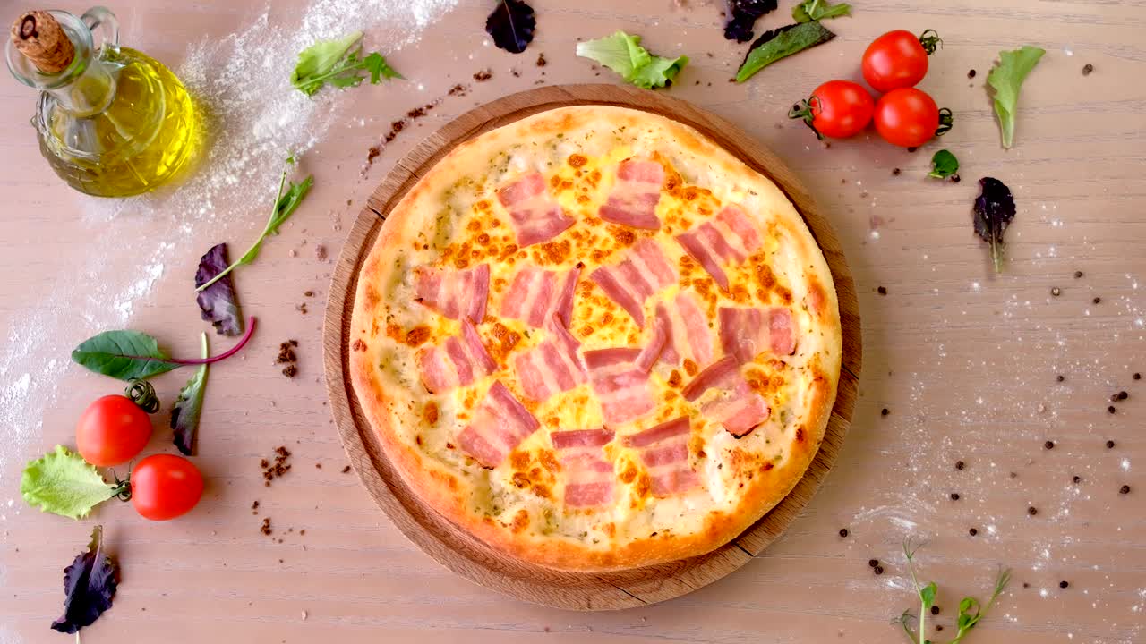 Pizza con pancetta e formaggio su tagliere di legno sul tavolo