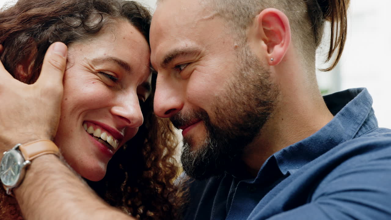 feliz, sonrisa y amor pareja tocan la cara en la confianza