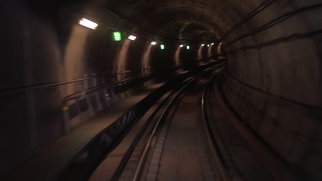 tren moviéndose a través de la cabina del túnel del metro