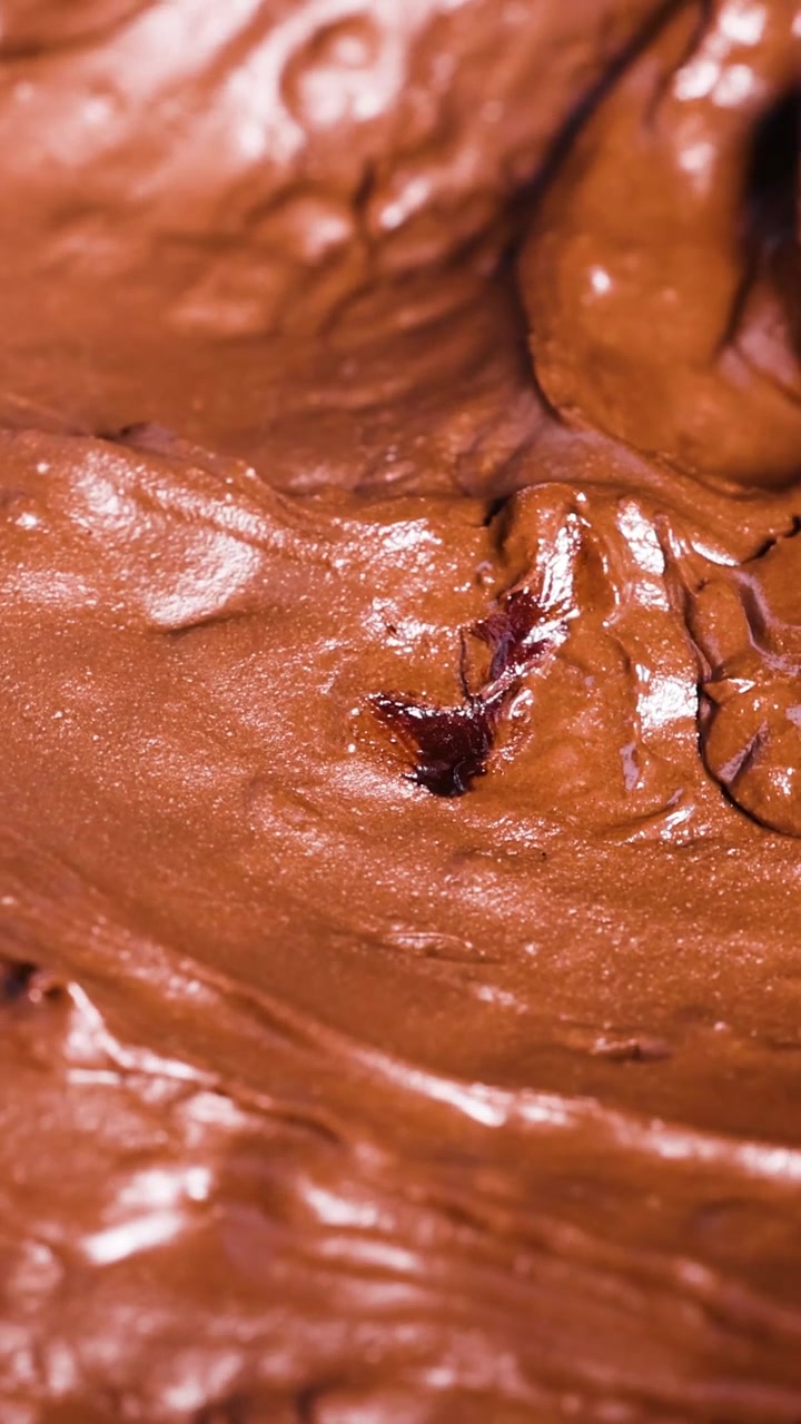 Impasto al cioccolato omogeneo mescolato in una ciotola