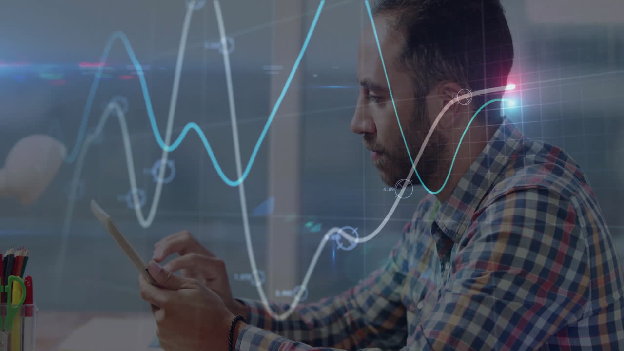 animación del procesamiento de datos financieros sobre un empresario caucásico que usa una tableta