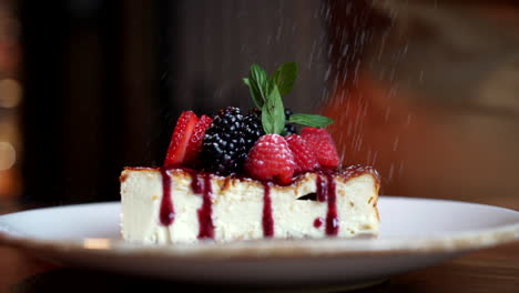 tarta de queso con cubierta de bayas, cobertura de azúcar a cámara lenta.