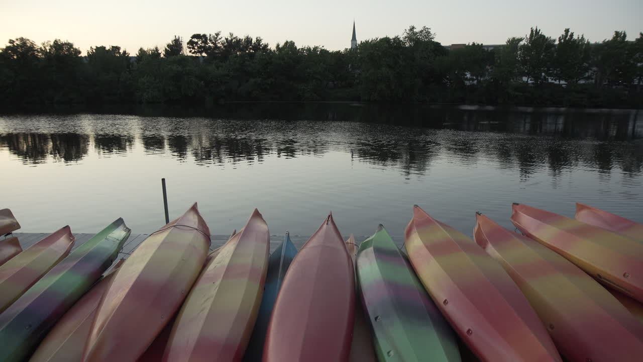 toma estática de una pila de kayaks junto al río charles en waltham, ma