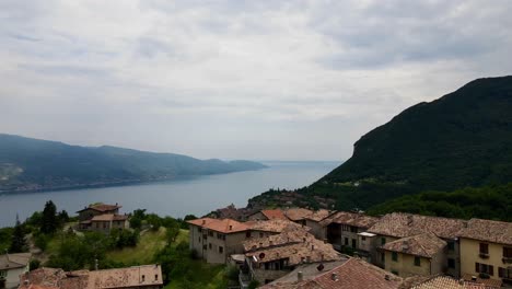 Volando-Sobre-Un-Antiguo-Pueblo-Cerca-Del-Lago-De-Garda-Capturado-Por-Un-Dron