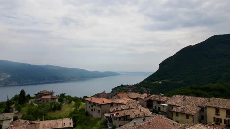 volando sobre un antiguo pueblo cerca del lago garda capturado por un avión no tripulado