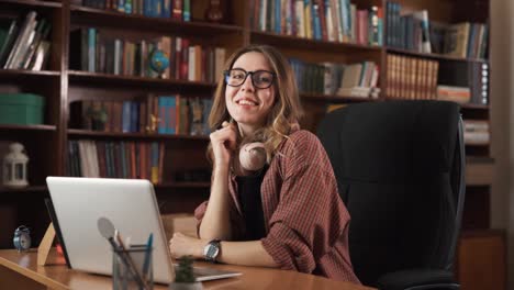 la chica está trabajando en una computadora portátil