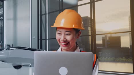 mujer ingeniera trabajando en una computadora portátil en una oficina moderna