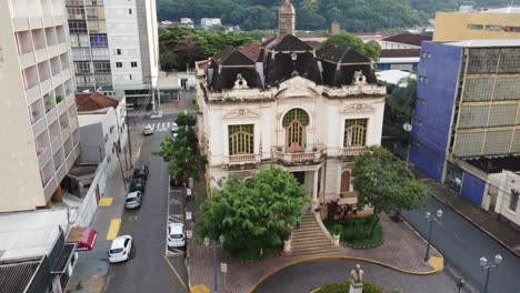 Toma-De-Grúa-De-Un-Palacio-Y-Una-Ciudad-Detrás-De-él