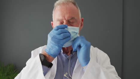 retrato de un médico masculino caucásico con una máscara facial