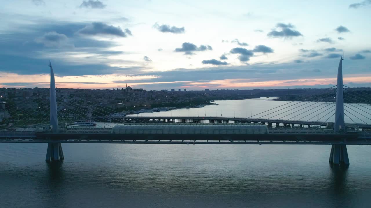 estambul, el puente del metro de unkapani imágenes aéreas al atardecer