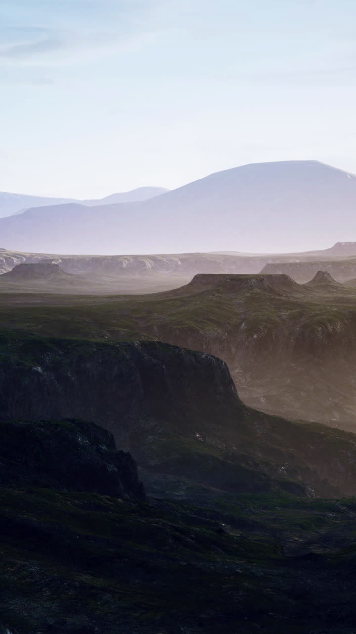 Paisaje montañoso de niebla