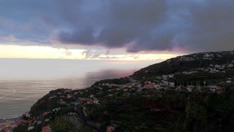 hora dorada puesta de sol vista del océano en ponta do sol, amanecer en el mar pueblo con coloridas casas rojas, madeira, portugal