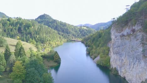 Toma-De-4k-De-Establecimiento-Rápido-Del-Lago-Zaovine-Y-La-Montaña-Tara-En-El-Día-De-Verano