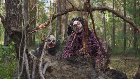 monstruos folclóricos miran fuera de la pieza de madera a la deriva en el bosque