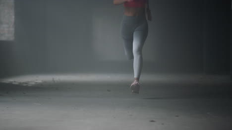 Piernas-De-Atleta-Corriendo-Rápido-En-El-Gimnasio.-Mujer-Haciendo-Ejercicios-Cardiovasculares-En-El-Edificio-Tipo-Loft.