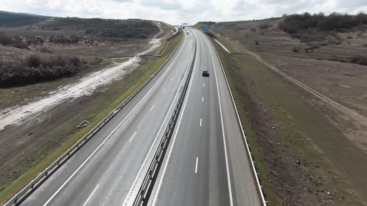 Autostrada attraverso un paesaggio rurale