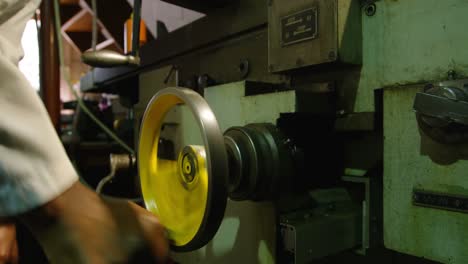 primer plano de un trabajador que trabaja en una fábrica de vidrio 4k