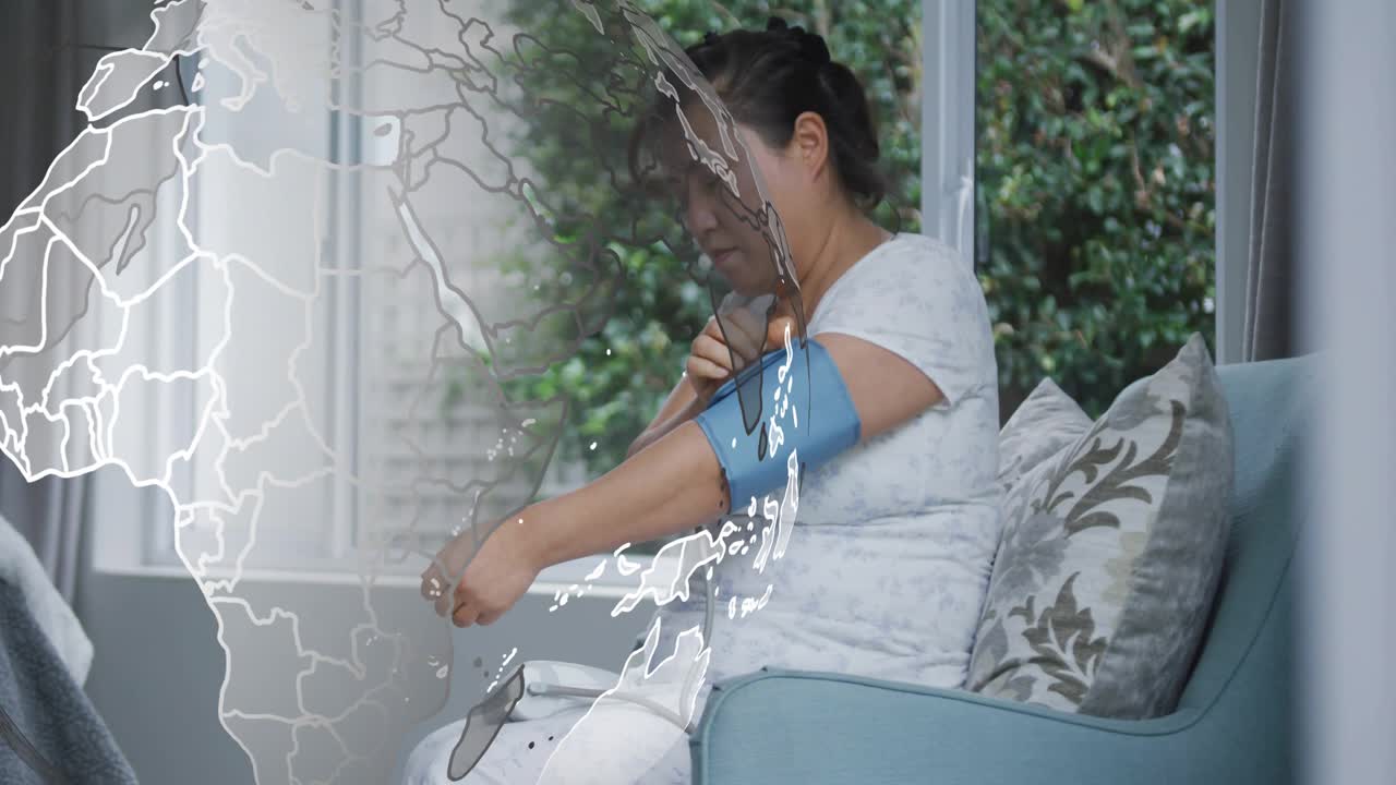 Donna che avvolge il bracciale sul braccio, con un grafico a globo che ruota, gonfiando e monitorando la pressione sanguigna.